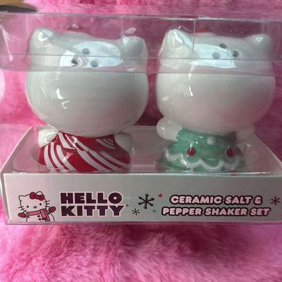 Hello Kitty Christmas S&P shaker set - Picture 2 of 2